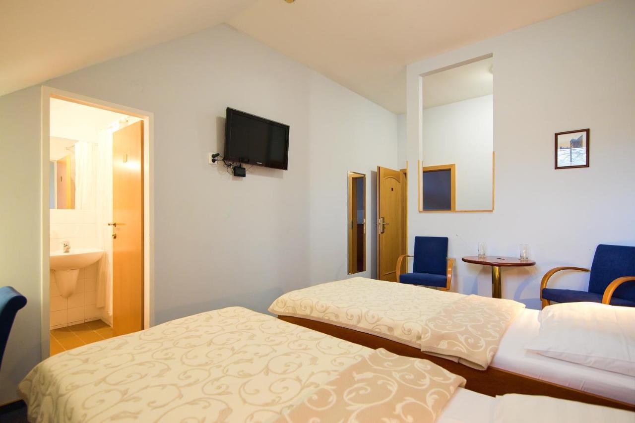 Hotel Certousy Praga Zewnętrze zdjęcie