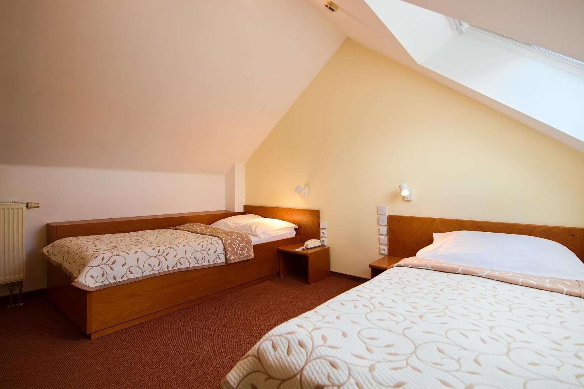 Hotel Certousy Praga Zewnętrze zdjęcie